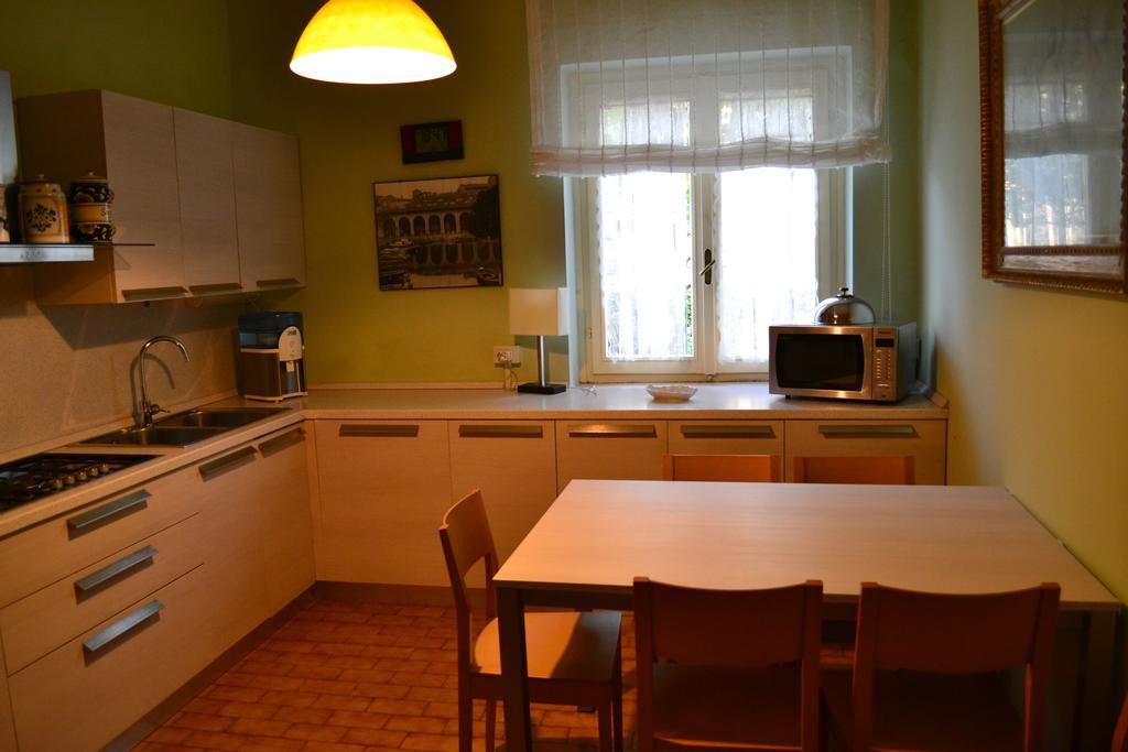 Le Bouganville Apartment Desenzano del Garda Pokoj fotografie